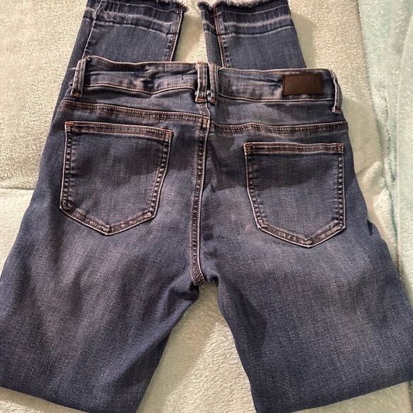 L & B Jeans. Super cute knee detail
T1 - Picture 10 of 11